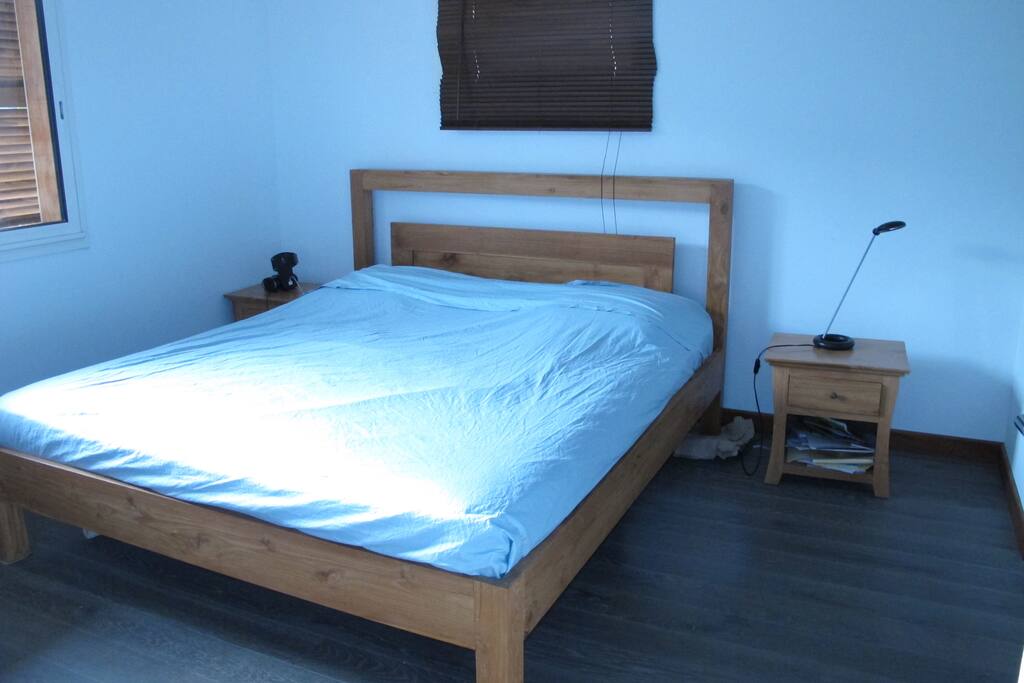 Chambre parentale (non climatisée mais avec ventilateur)