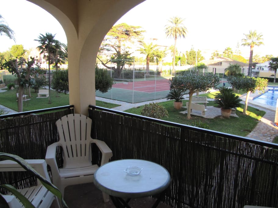 Vue agréable du jardin, piscine et cours de tennis