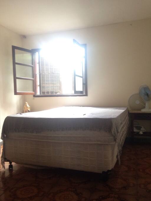 Quarto inferior com banheiro compartilhado