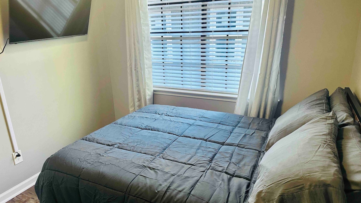 Спалня за гости 1: телевизор и двойно легло