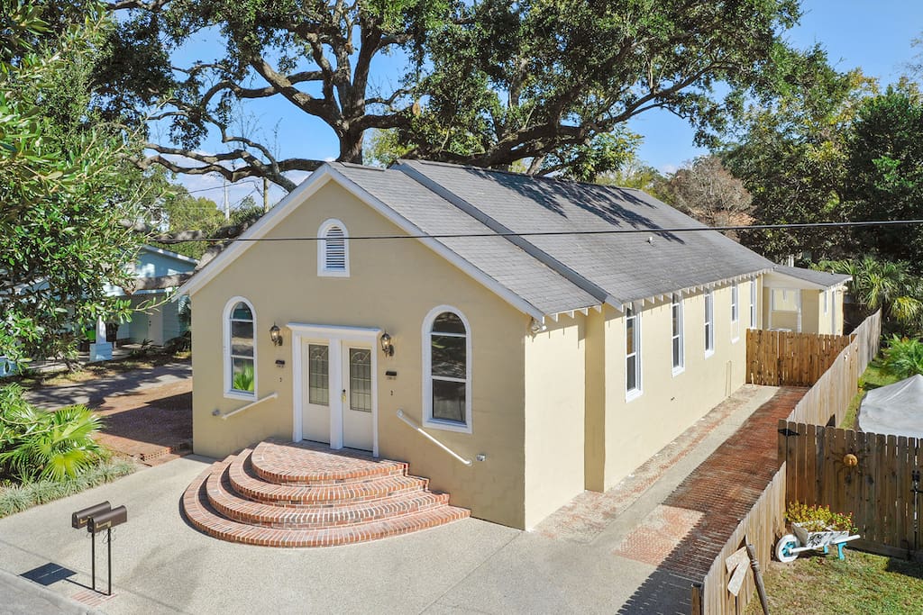 HISTORIC PROPERTY - 1/2 TO BEACH - WALK TO CASINOS