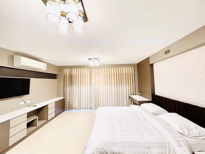 Chambre 3 avec lit King Size, salle de bain attenante entièrement meublée. (3e étage)
27,9 m ²