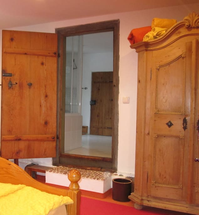 Blick ins geräumige Badezimmer mit Badewanne