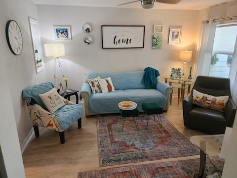 Top performing Airbnb: Cozy Cottage style apartment close to downtown. in St. Petersburg