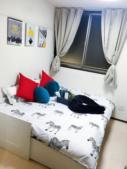 The 160x200 large double bed and great soft mattress give you a comfortable night.
160X200的超大双人床和乳胶床垫给您一个舒适的夜晚.