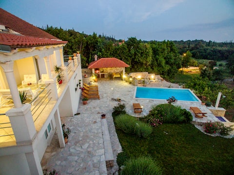 Villa Sun- heated pool, full privacy, weddings!