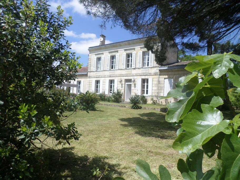 ...mais également qui joue à cache cache au sein du parc arboré...ombrages et soleil en été...