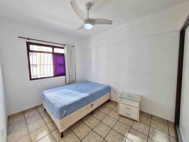 1 manželská posteľ, stropný ventilátor, 1 šatníková skriňa, nemá kúpeľňu a je na prvom poschodí