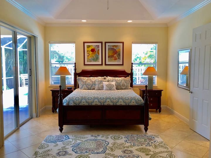 主卧加大双人床梳妆台、办公桌、智能电视滑梯，可通往泳池拱形天花板