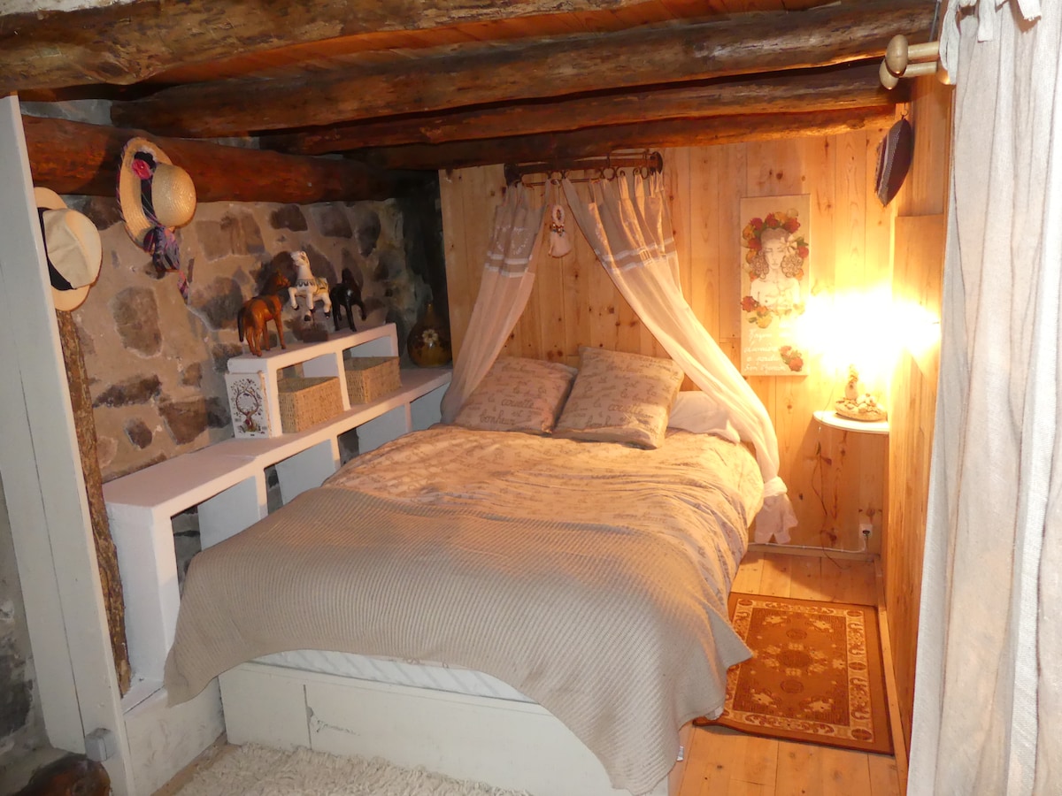 房间2.两个人 床140。可以在床脚处添加一张90张床垫。