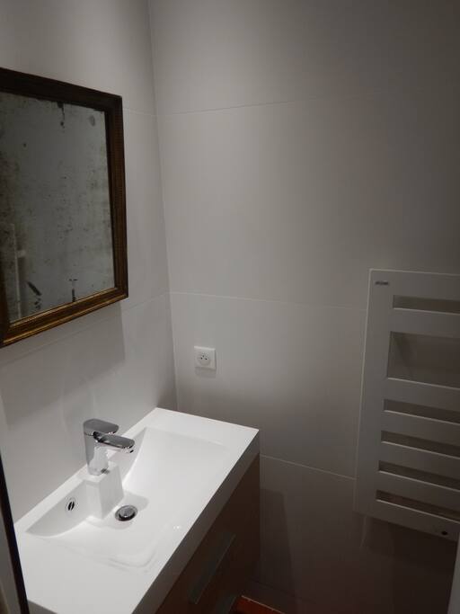 Salle de douche moderne avec porte serviette chauffant et ventilation électrique