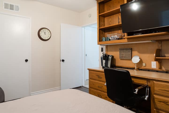 North Upland pool home with its own private bathroom.
Near Euclid Avenue walking trail
10 minutes to Claremont Colleges
Non smoking
No pets