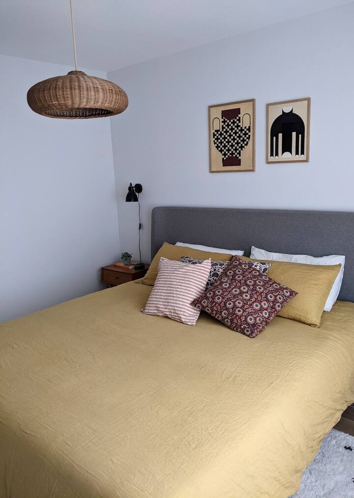 Chumba kikubwa cha kulala na kitanda cha ukubwa wa mfalme.