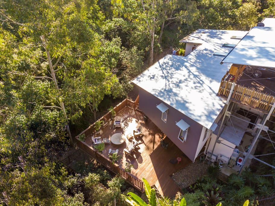 Feels like you are in the bush but you're less than 2km's from the city and only 1km to Southbank (aerial view - southern side)