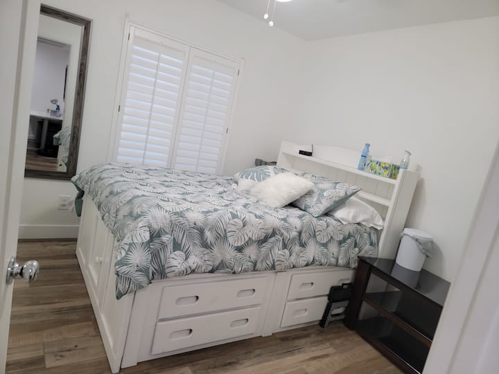 # 2 Chambre !
Lit double !
Extra +draps +oreillers +couvertures !
Ventilateur de plafond !
Grand placard !