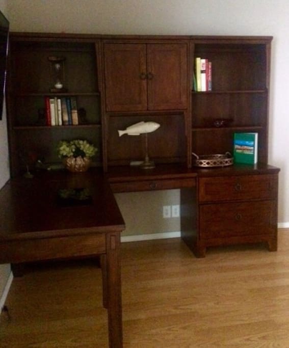 Executive workspace with enough room to handle the biggest paper pushing project!