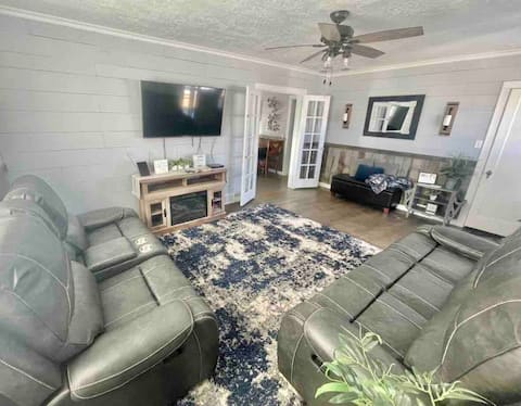 Cottonwood Cottage. Farmhouse charm & comfort