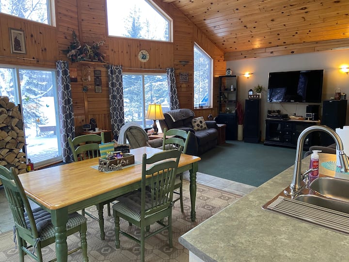 Beautiful Cottage close to Timmins Cabins for Rent in Timmins