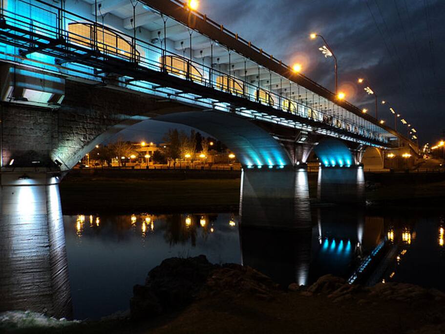 Vista nocturna del puente de nuestra cuidad.