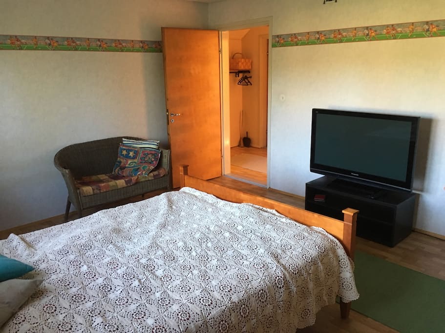 Room with double bed
