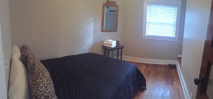 חדר שינה מלא בקומה השנייה  