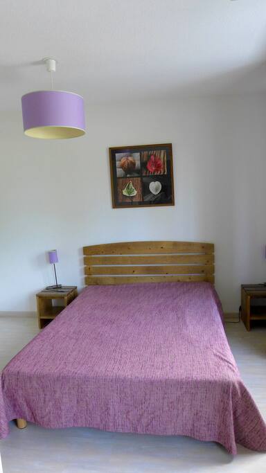 Chambre lumineuse avec vue sur terrasse et jardin