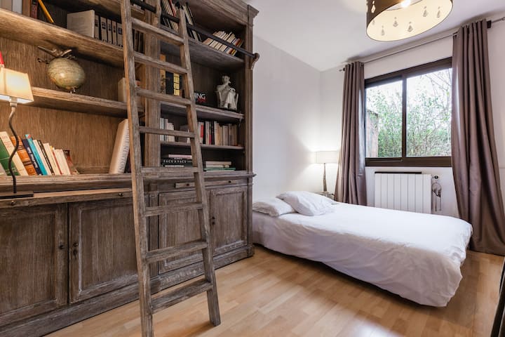 Spálňa na prízemí, posteľ 140 x 190, posteľná bielizeň k dispozícii