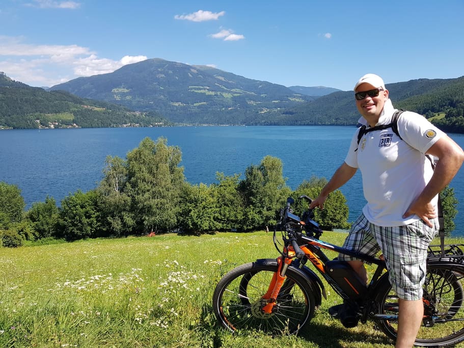 Mit unseren beiden starken E-Bikes lassen sich ohne Anstrengung die Umgebung und Berge erkunden.