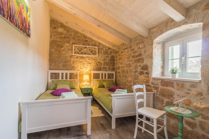 Chumba cha kulala na vitanda 2 vya mtu mmoja