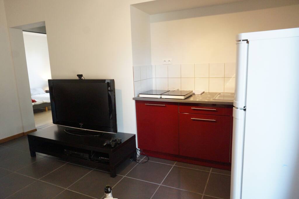 Keuken en frigo in leefruimte