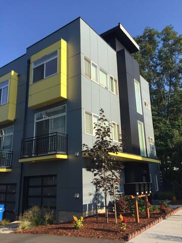 New townhouse 3BR/2BR rooftop deck central Seattle gallery image 2