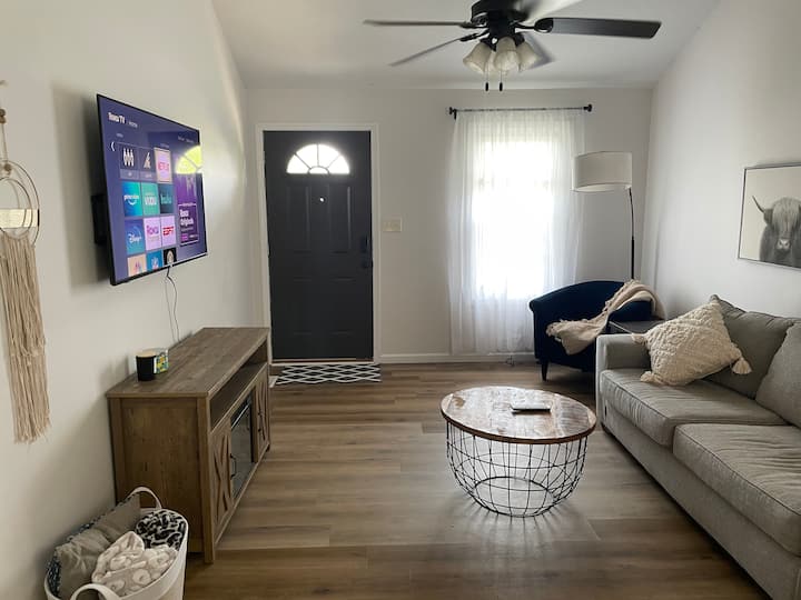 Fort Campbell Retreat W/ Tesla Charger - Clarksville, TN