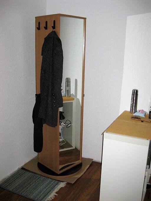 Spiegel und Schrank in einem