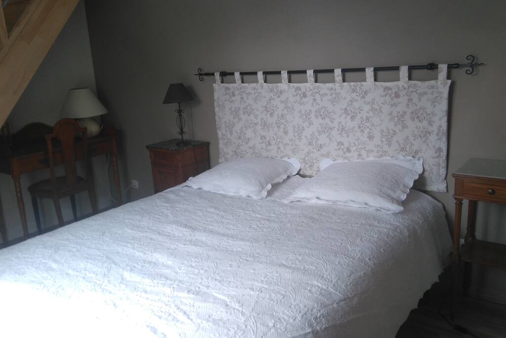 cette chambre communique avec une chambre d'enfant par un escalier