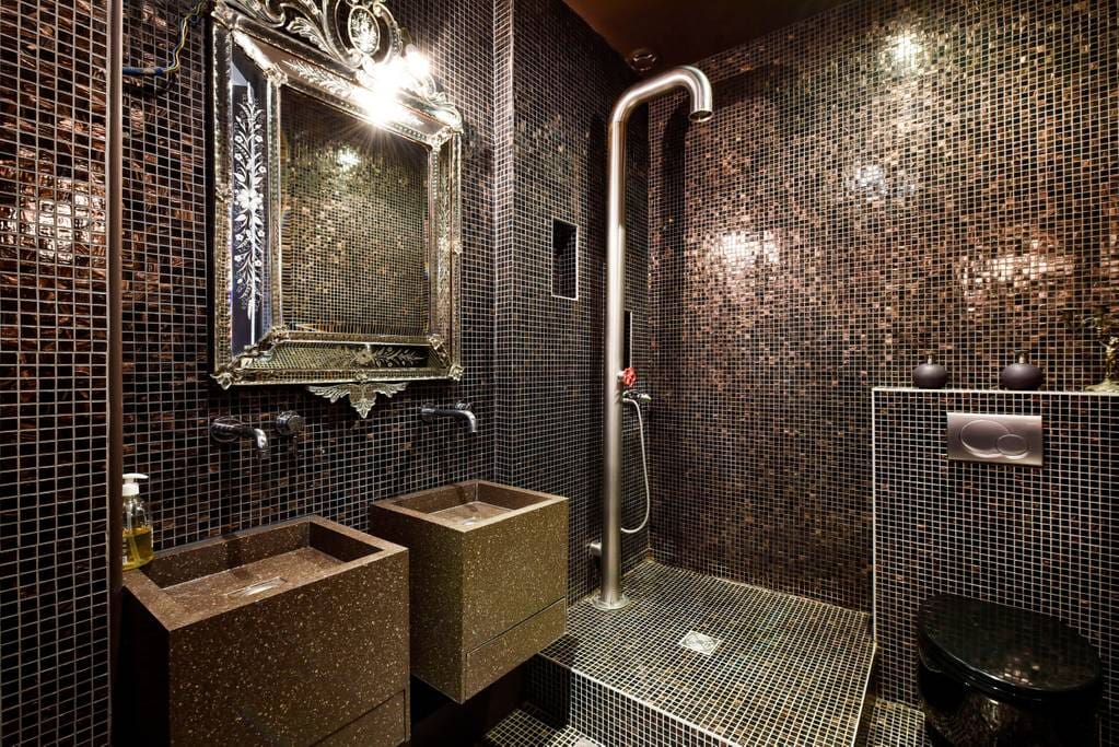 Salle d'eau avec douche à l'italienne, double vasque et WC/ Shower Room with walk-in shower, double sink and toilet