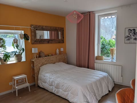Popular Airbnb listing: Charming quiet studio. in Bourg En Bresse