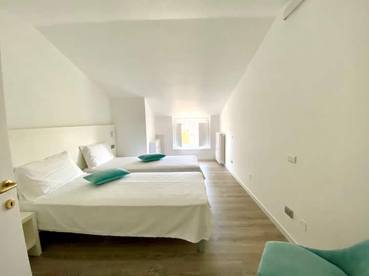 Спалня с 2 единични легла