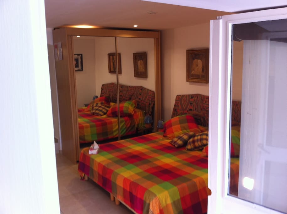grand lit ou lit jumeaux avec banquette 3ème lit d'appoint
