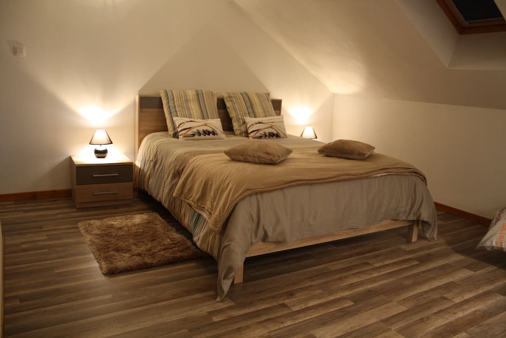 Chambre spacieuse et environnement reposant.