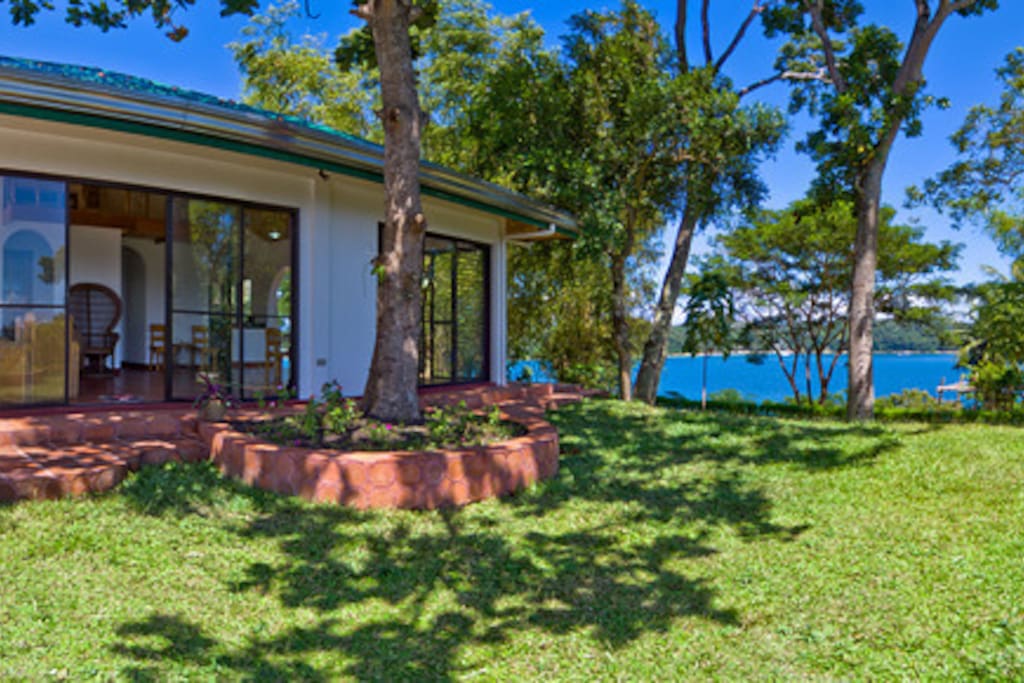 Pool and lawn, on the right, the villa with lounge and two main bedrooms. In the back of the pool, the annex harboring two bedrooms