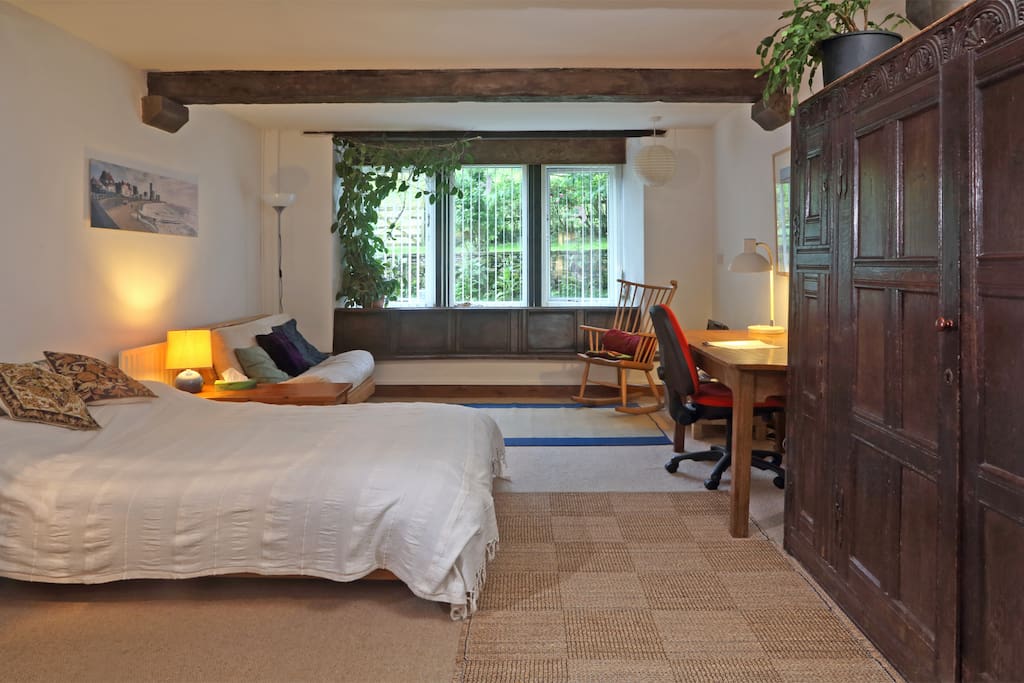 Bed/sitting/dining room