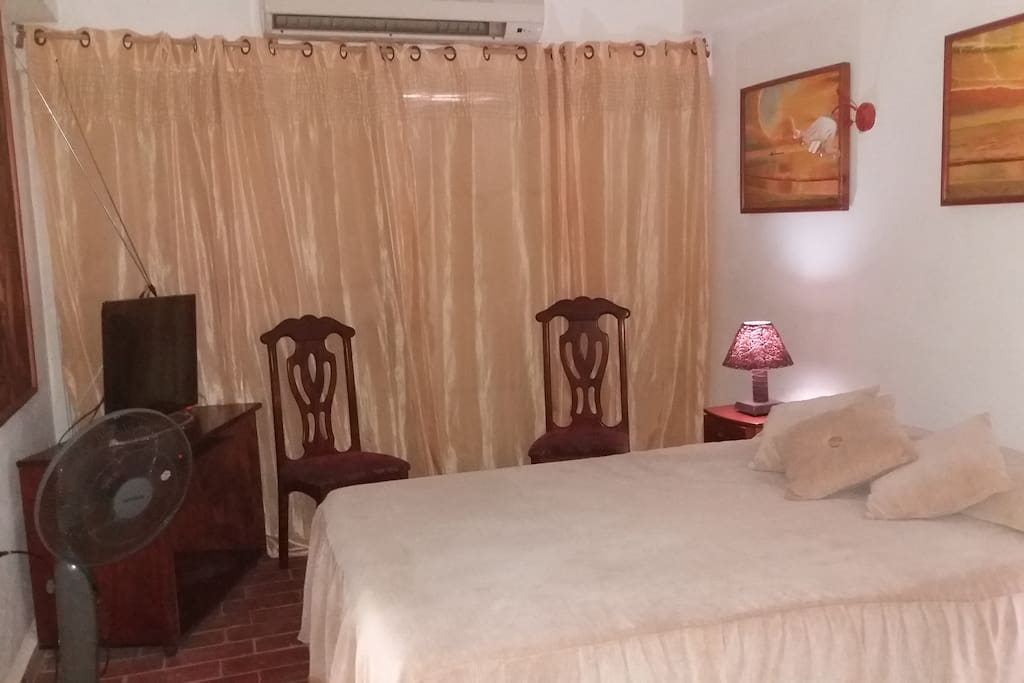Habitación 1, tv, sillas, split