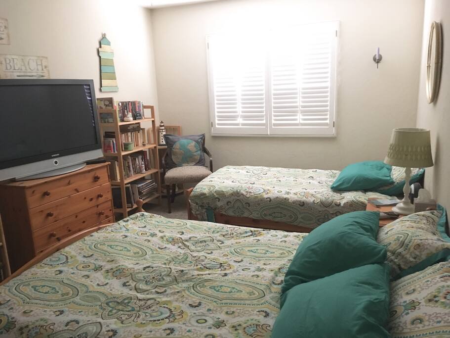 Bedroom, has a single (twin) bed and a double (full) bed.