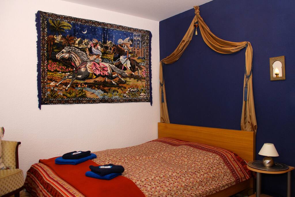 Ein gemütliches Bett (160/200) wartet auf euch.