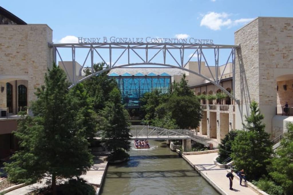 Convention Center only 4 minute drive!
House is in safe, private, quiet neighborhood just 4 miles from convention center, 1 Minute to Pearl Riverwalk, Neighborhood is at Park, Zoo, Golf; but quiet hidden historic neighborhood.