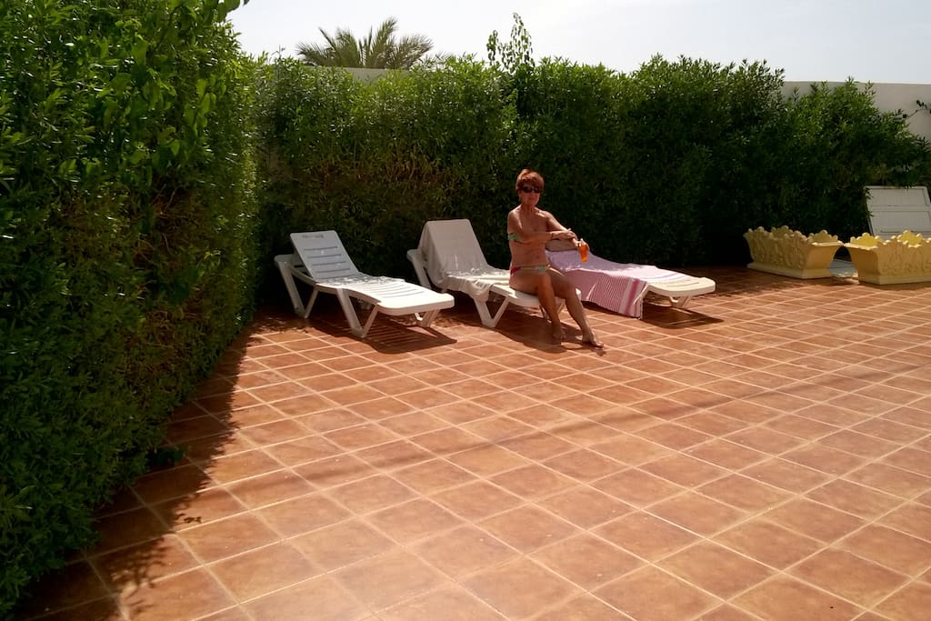 Au bord de la piscine