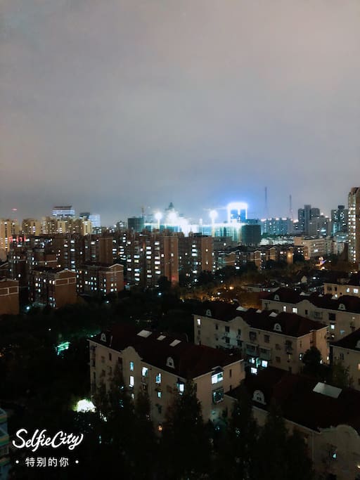房间窗外的夜景