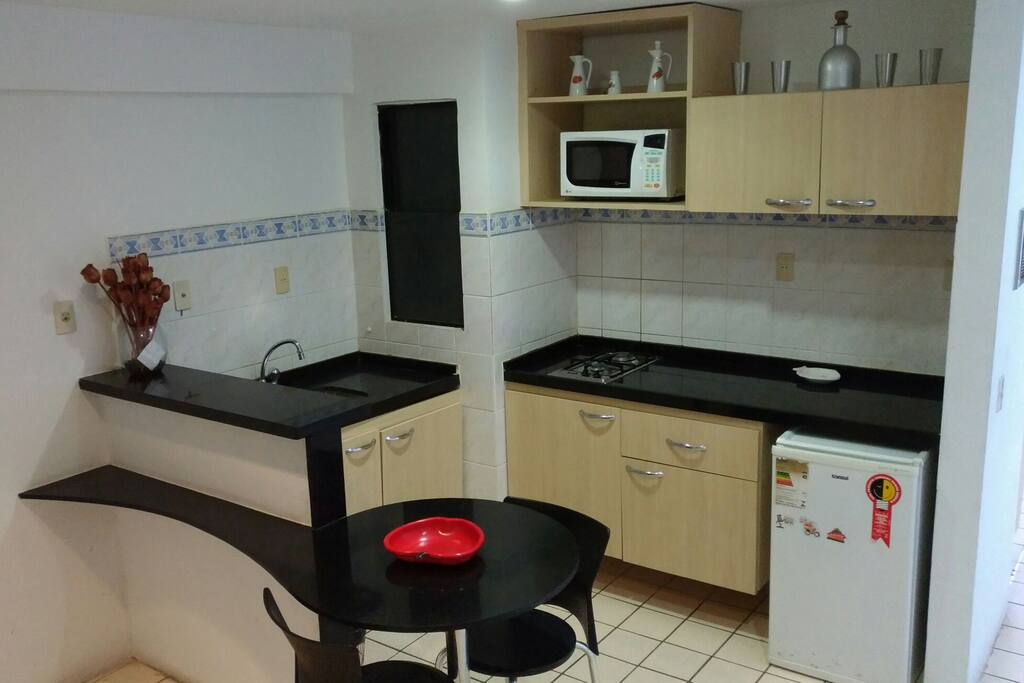 Cozinha completa com CookTop duas Bocas, Frigobar e Microondas.