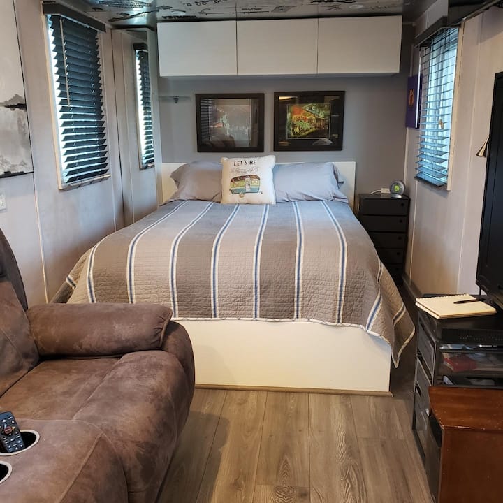 Eclectic Tiny House on Duck Pond Tiny houses for Rent in Kokomo