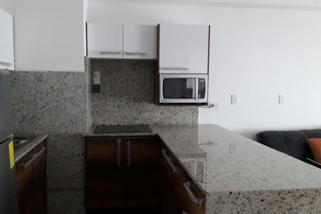 Cocina, microondas y refrigeradora